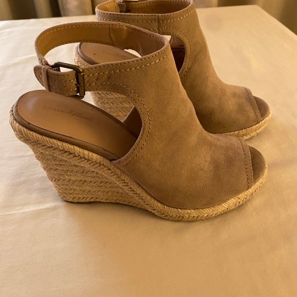 Universal Thread Size 8 Tan Suede Wedgies - Picture 1 of 2